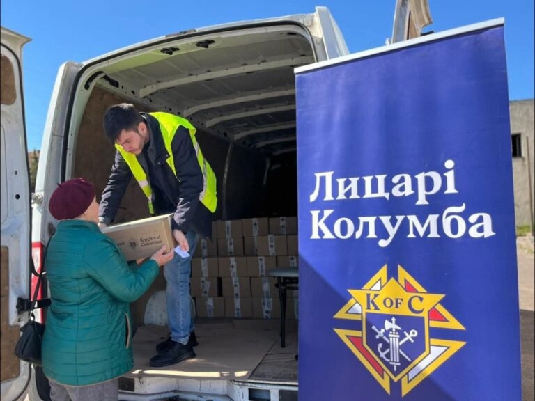 Видача продуктових наборів від Лицарі Колумба в Україні